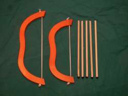 Gyermek íj 37 cm 2000 FT., 45 cm. 2200 FT., mindegyik 5 vesszővel Régi játék